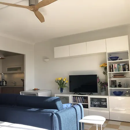 Neptune 5, Floor Studio, Sea View